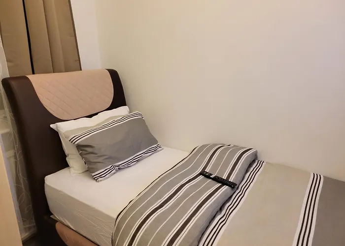 A Single Cosy Room In 4 Bedroom Property